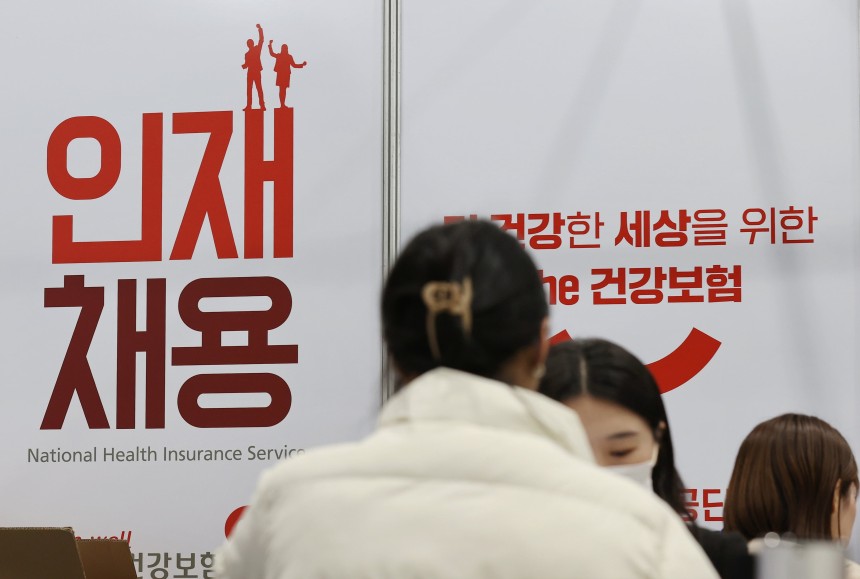 /yonhap新聞求職者正在在1月在首爾Seocho -Gu的At Center舉行的“2025年公共機構招聘信息博覽會”上聽一個展位。