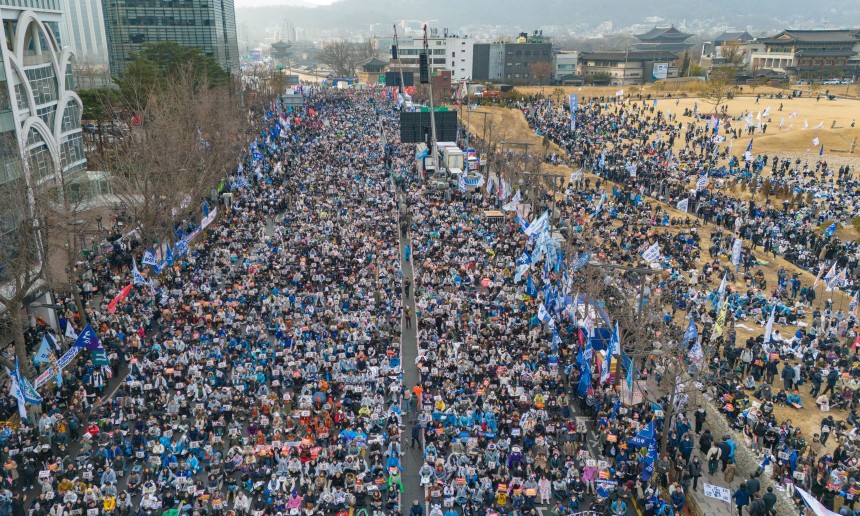 2025年3月1日，下午，在包括民主黨在內的反對黨的鐘諾 - 格（Jongno -Gu）的安德克（Anguk -dong）地區，正在舉行集會呼籲彈imper總統Yoon Seok -yeol總統。/記者Jang Yeon -Sung