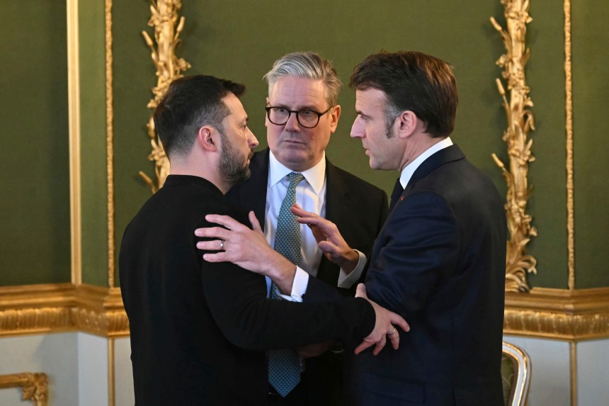 英國首相凱斯特·斯塔默（Kerst Starmer）（中間），布洛迪米爾·耶倫斯基（Bolodimir Jellensky）總統烏克蘭（左）和法國總統伊曼紐爾·馬克龍（Emmanuel Macron）在第二屆倫敦蘭開斯特大廈（London Lancaster House）的峰會上對話。/ap yonhap新聞