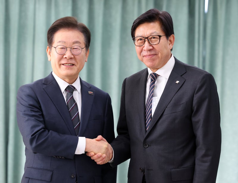 부산 찾은 <b>이재명</b> “<b>북극항로</b>는 시급하고 중요한 문제”