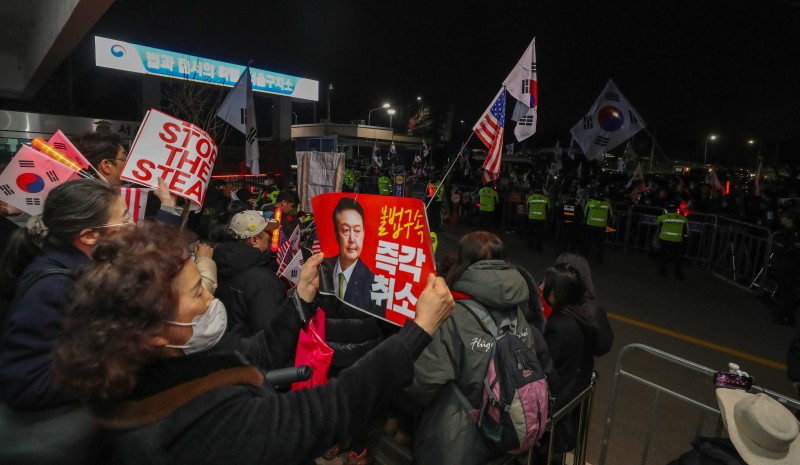 “사필귀정” “재구속해야” 주말 서울 도심 11만명 집회
