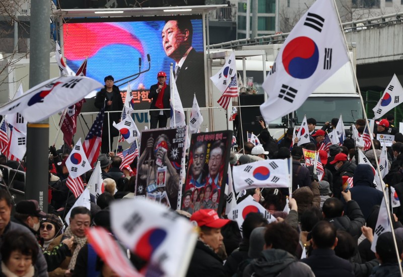 “대통령 돌아온다” 지지자들, 관저·구치소 모여 ‘만세’