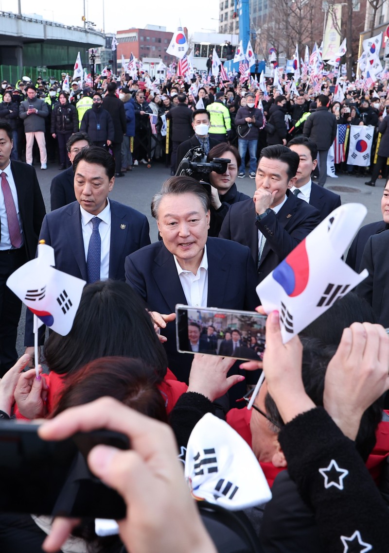 尹 “불법 바로잡은 재판부 결단 감사”