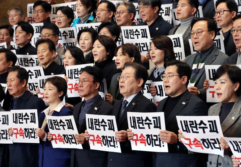 돌아온 尹… 野 “조기 파면 때까지 무한투쟁”