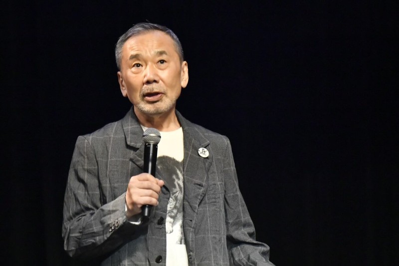 무라카미 하루키, 번역서 출간 인터뷰서 “서로에 성벽 쌓는 중세로 돌아간 것 같다”