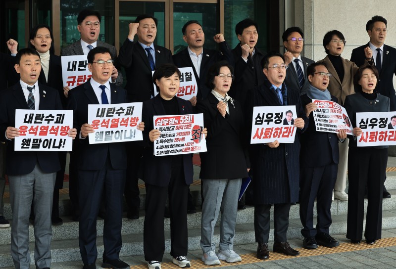 <b>민주당</b>, 대검 <b>항의방문</b> “검찰총장 즉각 사퇴하라”