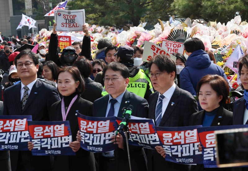 [사설] 여야의 헌재 압박은 ‘불복’ 예고와 다를 게 없다