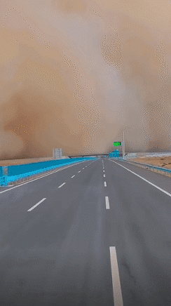 11일 중국 북부 사막 인근 지역에서 발생한 모래 폭풍. /더우인