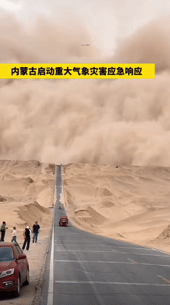 11일 중국 내몽골 지역에서 발생한 모래폭풍 영상. /더우인