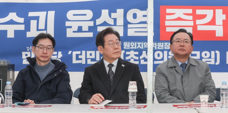 李 “한쪽만 보는 건 고집불통”… 野 ‘기본 사회’ 공약 추진