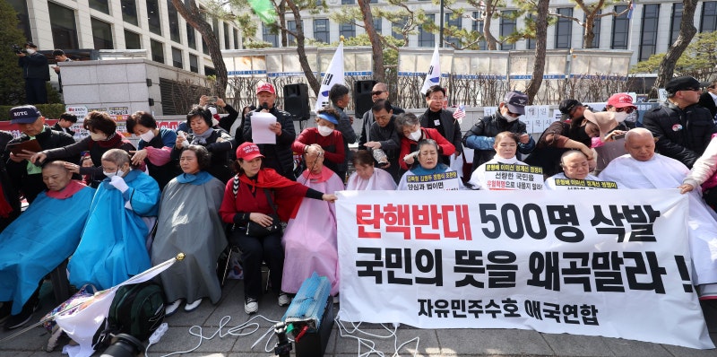 탄핵 반대 240여 명, 헌재 인근에서 릴레이 삭발