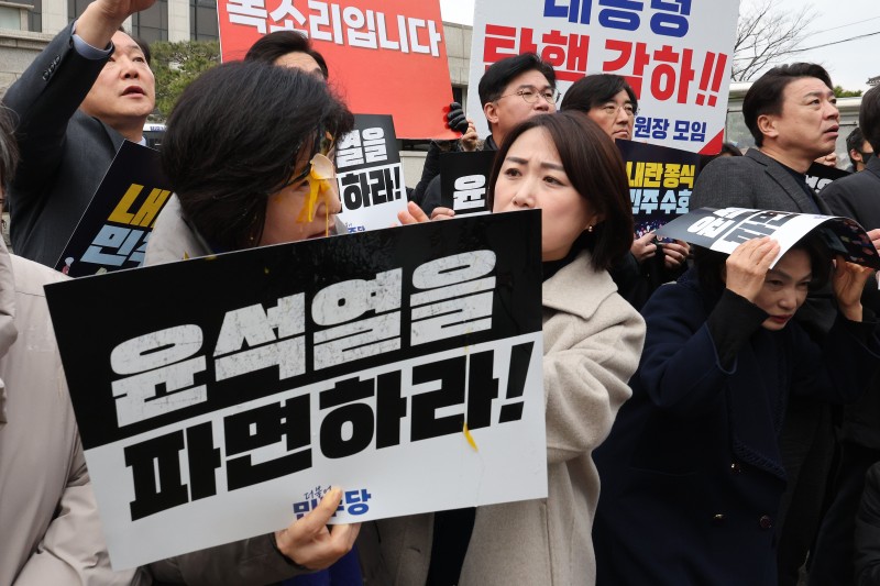 민주당 의원들, <b>헌재</b> 앞 파면 촉구 기자회견 중 <b>계란</b> 맞아