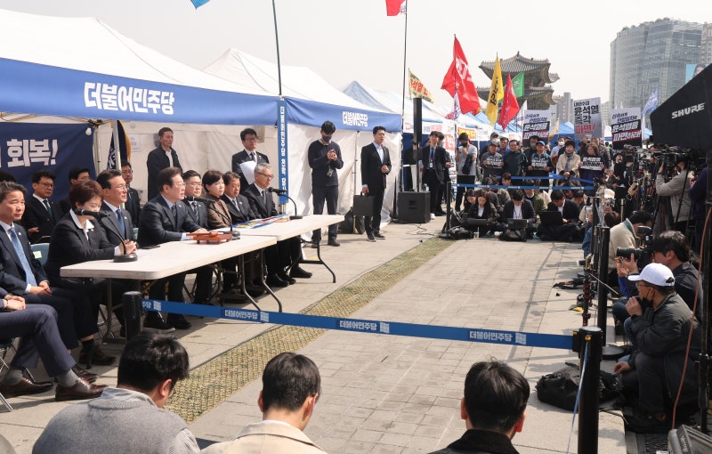 오세훈, <b>민주당 광화문 천막당사</b> 강제 철거 지시…“관용 없이 집행”