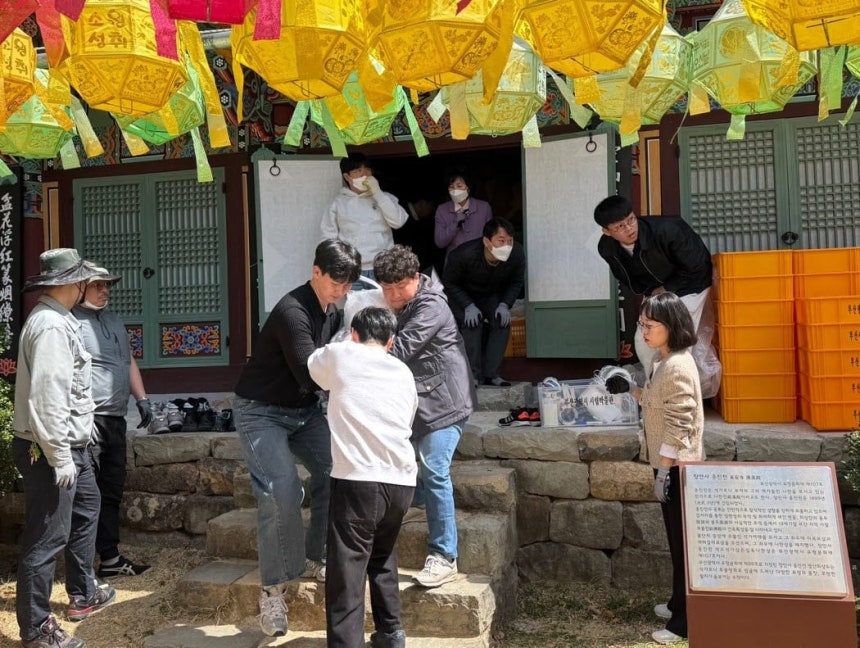 26일 부산 기장군 관계자들이 산불 확산에 대비해 장안사 국가 유산을 옮기는 작업을 하고 있다. /기장군
