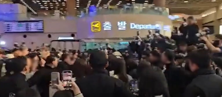 지난 29일 그룹 하츠투하츠의 김포국제공항  출국길에 몰려든 인파./온라인 커뮤니티
