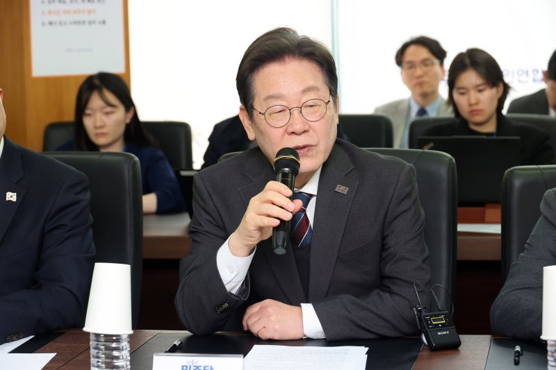 <b>이재명</b>, ‘헌재 결정 <b>승복</b>’ 묻자 “<b>승복</b>은 <b>윤석열</b>이 하는 것”