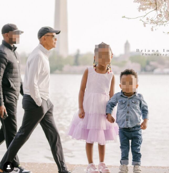 아이들 사진 배경에 우연히 포착된 오바마 전 대통령. /인스타그램