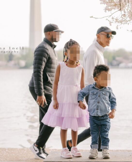 아이들 뒤를 지나가고 있는 오바마 전 대통령. /인스타그램