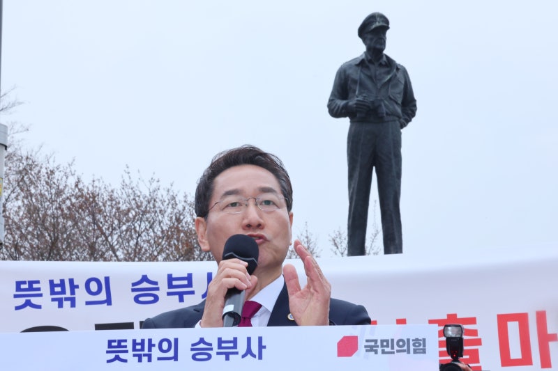 <b>유정복</b>, <b>대선 출마</b> 선언 “거짓·위선·선동 정치 끝내자”