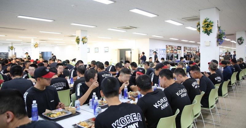 軍급식 2조 블루 오션… 대기업, ‘병사 입맛’ 쟁탈전