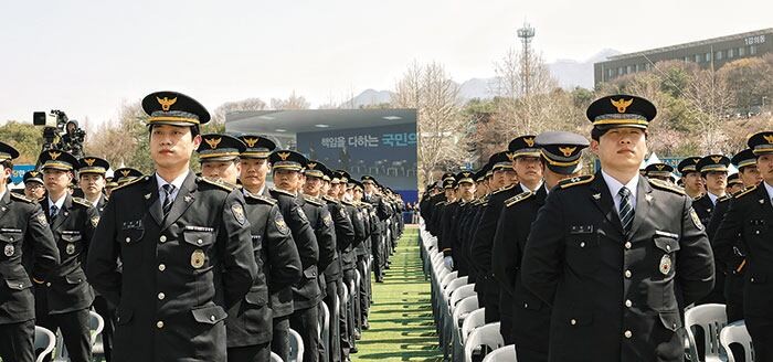 육상 선수 출신부터 딸 넷 엄마까지… 2354명 신임 경찰 ‘첫발’