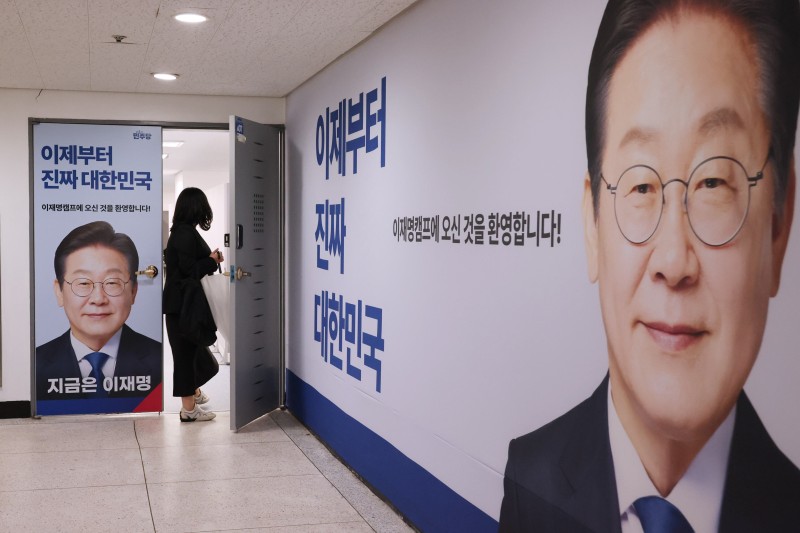 [사설] 경쟁자 숨 쉴 공간도 없는 민주당 경선, 이재명 추대하자는 것