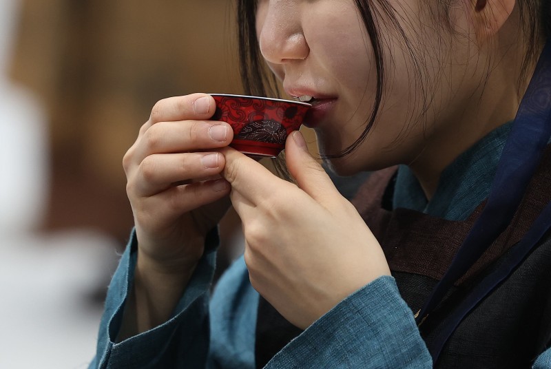 [핫코너] 빨리빨리에 지친 마음… ‘다도’로 다독이는 2030