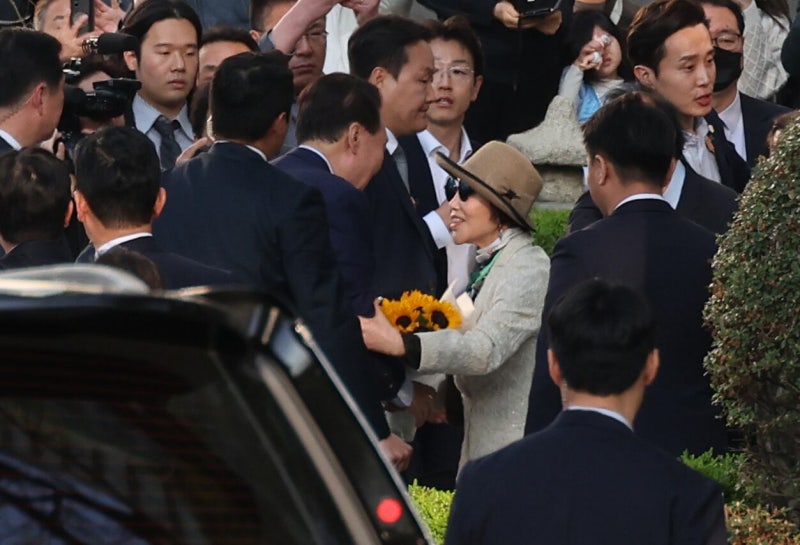 尹 사저 복귀한 날 “다 이기고 돌아와”