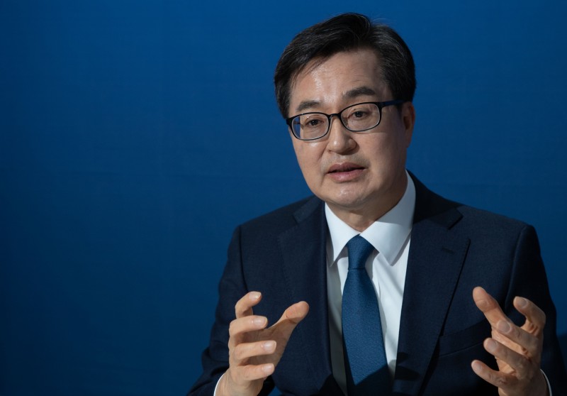 “李는 정치적 계산… 난 민주당 DNA로 경제 대통령 되겠다”