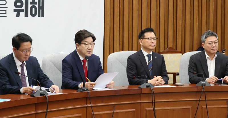 <b>권성동</b> “<b>한덕수</b> 대행, <b>경선 출마</b> 안해…<b>출마</b>설 언급 도움 안 된다”