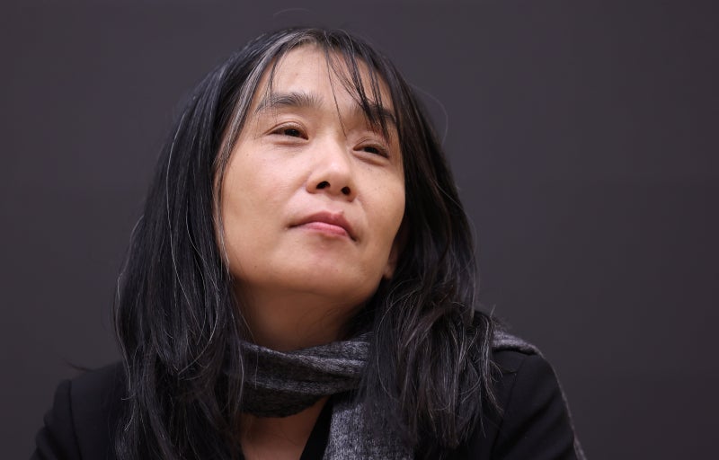 한강, 노벨상 수상 후 첫 책은 산문집 ‘빛과 실’