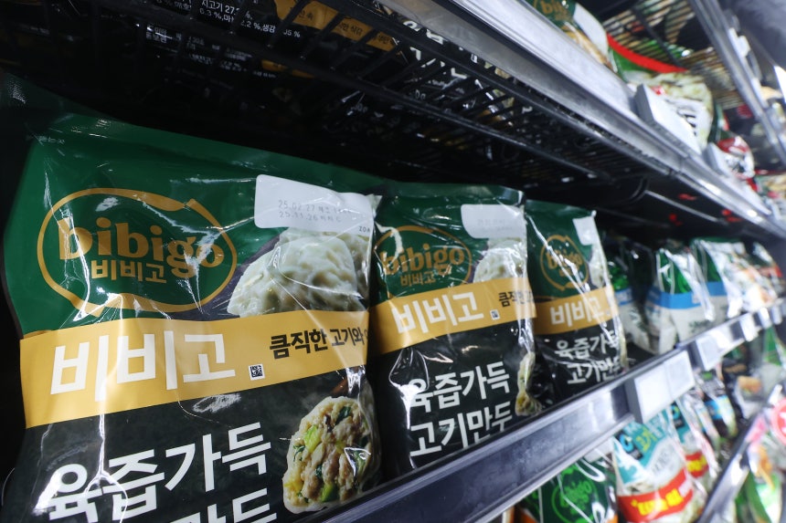 원본보기  서울의 한 대형마트에 진열된 비비고 만두. /연합뉴스