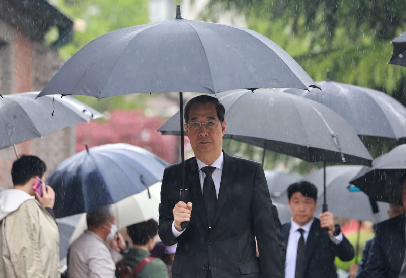 한덕수 대행, 명동성당 <b>프란치스코 교황 분향소 조문</b>