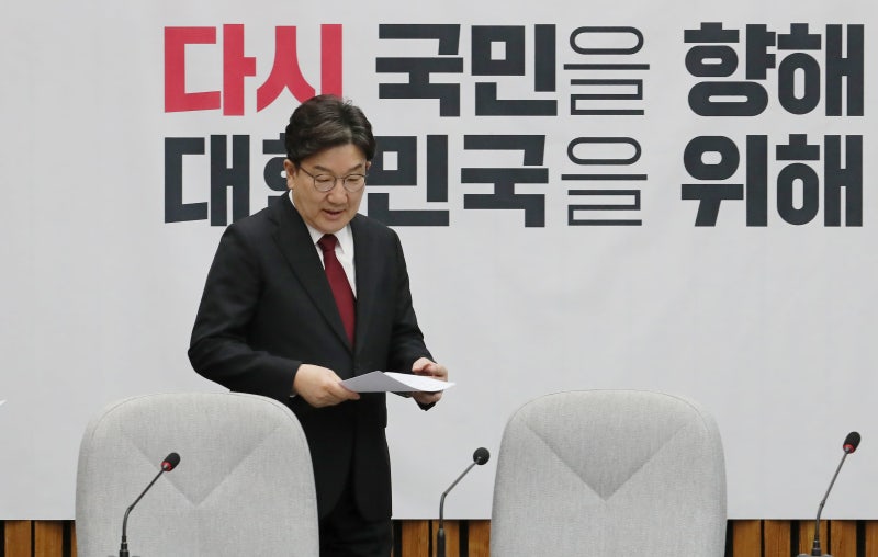 <b>권성동</b>, <b>윤희숙</b> ‘<b>계엄 사과</b>’에 “전적으로 공감... 지도부로서 책임 ...