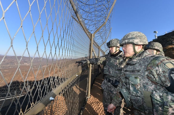<b>중부전선 GP</b>에서 <b>기관총</b> 北으로 <b>오발</b>…軍 사흘동안 쉬쉬