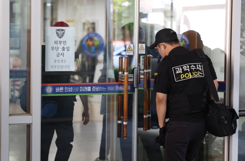 <b>청주</b> 한 <b>고교</b>서 학생이 <b>흉기 난동</b>…교장 등 5명 부상
