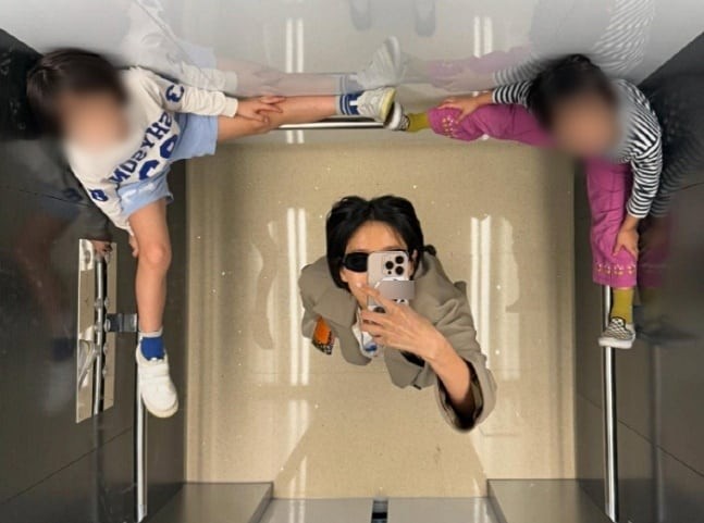 <b>김나영</b>, 두 <b>아들</b> 엘베 사진 <b>논란</b>에… “생각 짧았다” <b>사과</b>