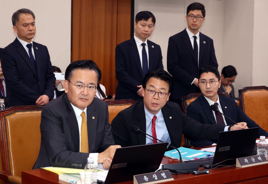 곽규택(가운데) 국민의힘 의원이 2일 오후 서울 여의도 국회에서 열린 법제사법위원회 전체회의에서 정청래 법사위원장의 퇴장명령에 대해 항의하고 있다./뉴시스
