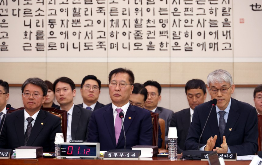 박성재 법무부 장관(사진 가운데)이 2일 서울 여의도 국회에서 열린 법제사법위원회 전체회의에 참석하고 있다.왼쪽부터 김정원 헌법재판소 사무처장,<a href=