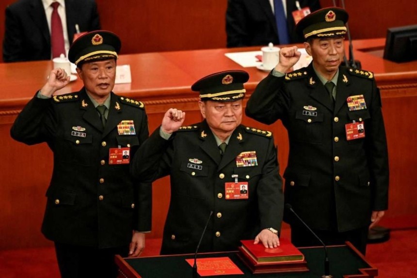 2023년3월 전국인민대표대회(전인대)에서 새로 선출된 중앙군사위 허웨이둥 부주석,장여우샤 부주석,리샹푸 군사위원 겸 국방부장(왼쪽부터)이 헌법 선서를 하고 있다.리샹푸 국방부장은 2023년 10월 해임됐고,
