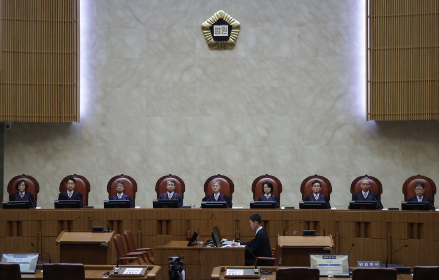 조희대 대법원장을 비롯한 대법관들이 1일 오후 더불어민주당 이재명 대선 후보의 공직선거법 사건 전원합의체 선고를 위해 서울 서초구 대법원 대법정에 입장해 있다./뉴스1 