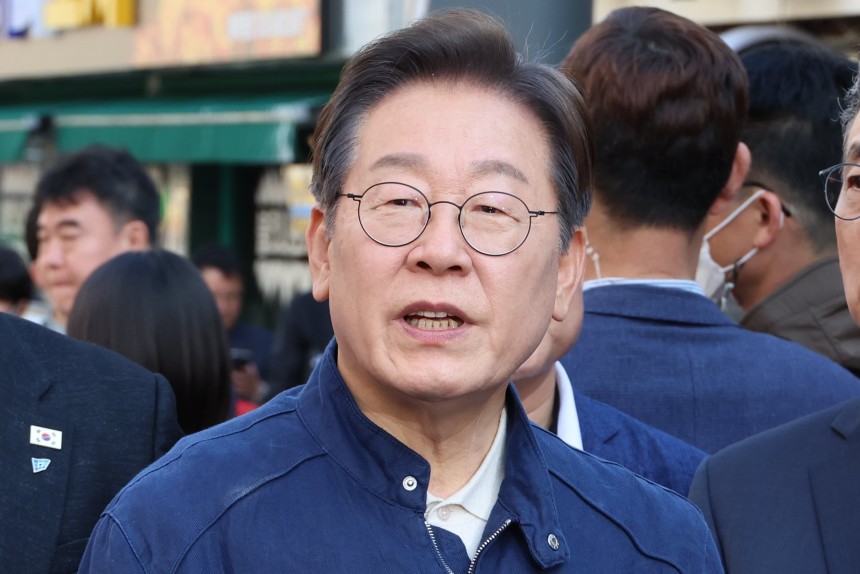 이재명 더불어민주당 대선 후보가 2일 강원도 인제군 원통 시장에서 취재진의 질문에 답하고 있다./연합뉴스