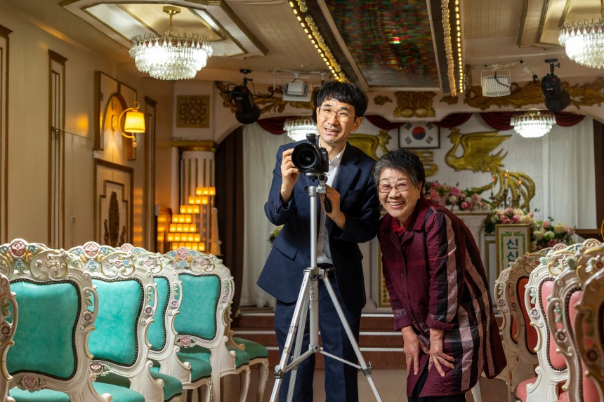 경남 창원 신신예식장에서 백남문(왼쪽) 대표와 어머니 최필순씨가 웨딩 촬영을 준비하고 있다.1967년부터 지금까지 1만5000여 쌍이 이곳에서 무료 결혼식을 올렸다.“나처럼 돈이 없어 식을 못 올리고 애태우는 분