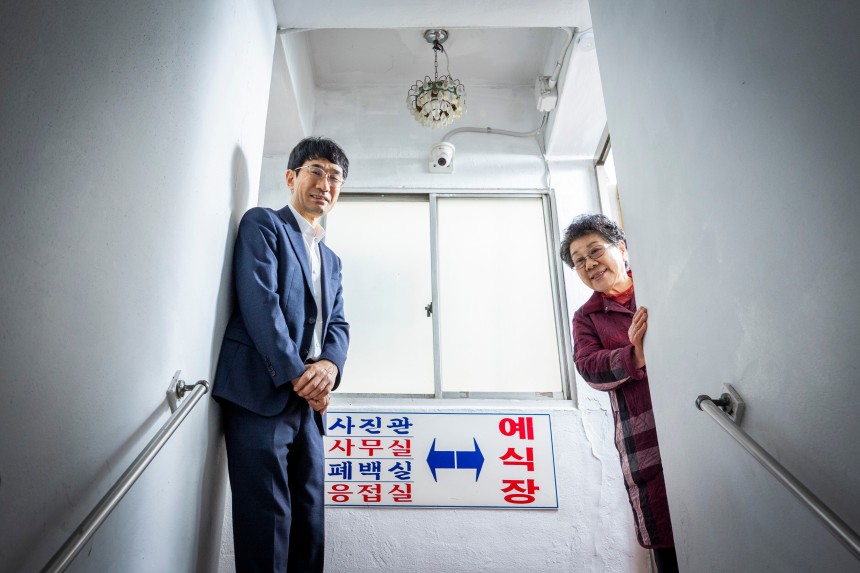"형편이 어려워 결혼식을 못 올린 분들이 있다면 망설이지 마시고 신신예식장으로 오십시오.창원 시민이 아니어도 되고 외국인이어도 됩니다." /이신영 영상미디어 기자