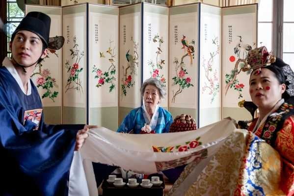배우 윤여정(가운데)이 할리우드 영화‘결혼피로(Wedding Banquet)’에 위장 결혼식을 올리는 게이 손자의 할머니 역으로 출연한 모습.그는 지난 4월 미 언론 인터뷰에서 “실제 내 아들이 커밍아웃한 동성애