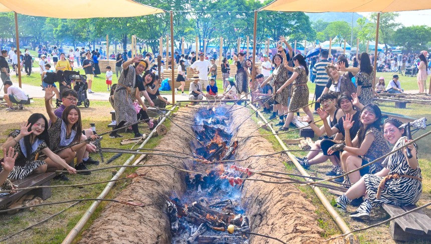 '구석기 축제'에선 구석기 패션쇼와 공연,먹을 거리들이 기다린다.사진은 '연천 구석기 축제'./ 연천군