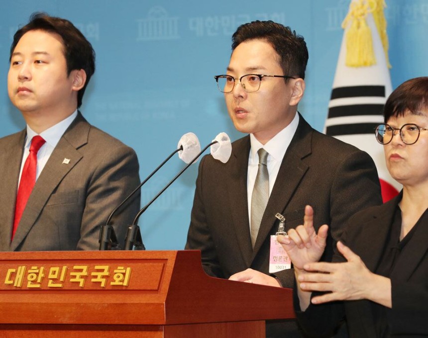 더불어민주당 이재명 대표의 아내 김혜경씨의 '경기도 법인 카드 불법 유용 의혹'을 공익신고한 전직 경기도 공무원 조명현씨가 2023년 10월 국회에서 기자회견을 하고 있다./이덕훈 기자