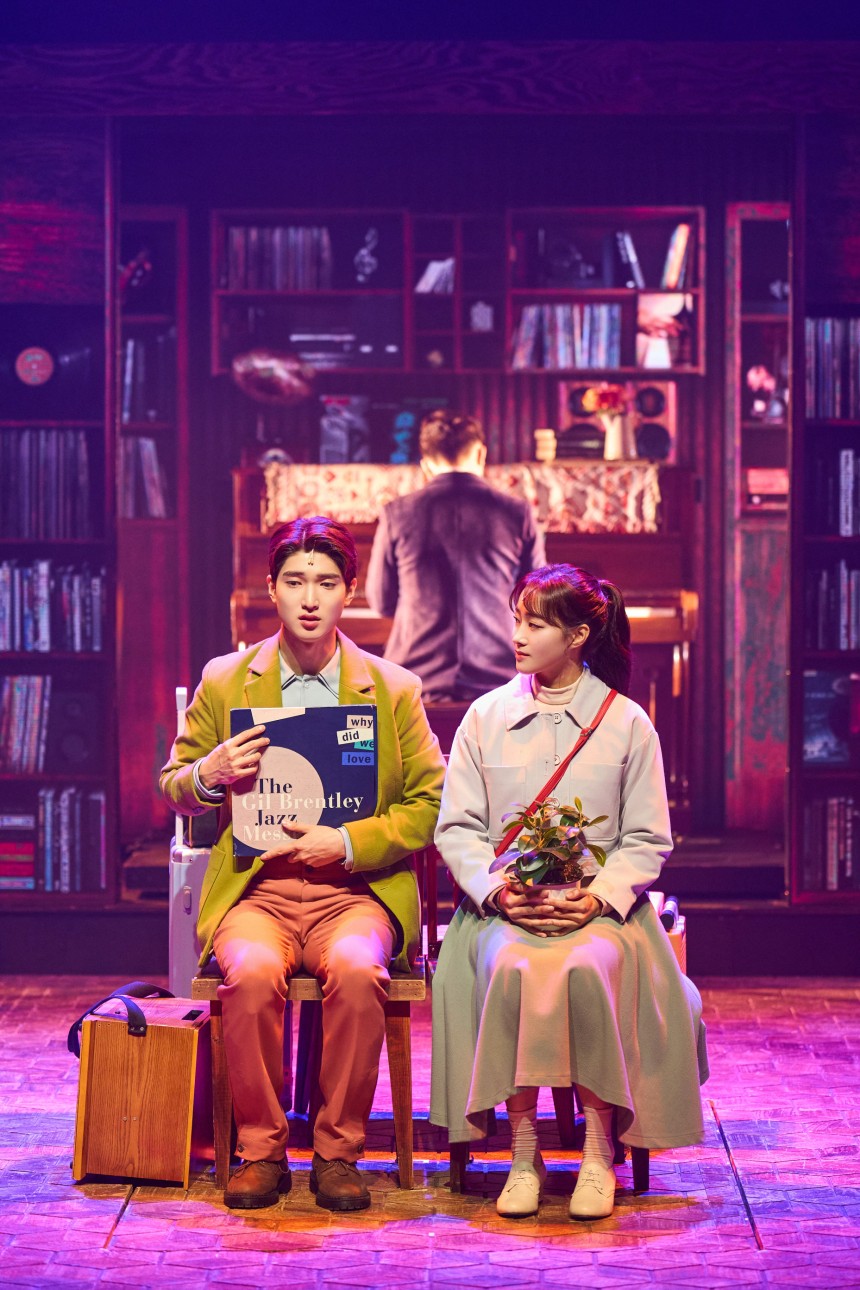 지난해 6~9월 서울 대학로 예스24스테이지에서 공연한 뮤지컬 '어쩌면 해피엔딩'.올리버 역 신재범,클레어 역 장민제./CJ ENM