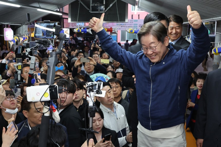  더불어민주당 이재명 대선 후보가 '골목골목 경청투어' 접경지역 방문 이틀째인 2일 강원도 고성군 거진 전통시장에서 엄지 손가락을 치켜세우며 주민들에게 인사하고 있다./연합뉴스