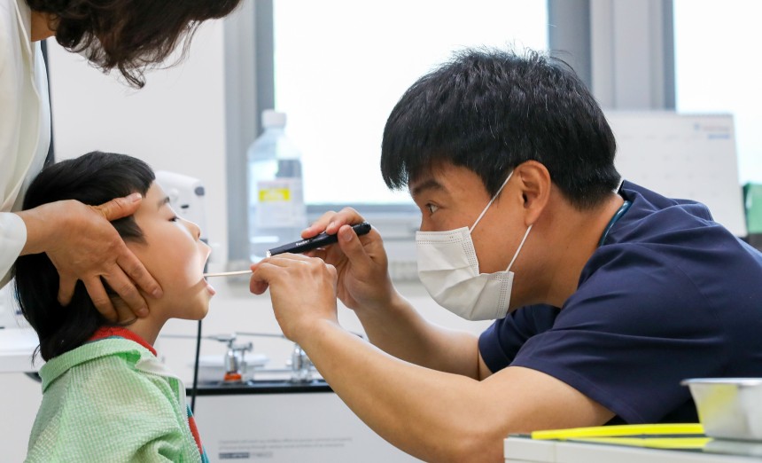 2일 오전 전남 곡성군 보건의료원에서 소아과 전문의 최용준씨가 한 아이의 입에 펜라이트를 비춰 보며 진료를 하고 있다.최씨는 1960년 소아과 전문의 제도가 생긴 이래 곡성에 상주하는 첫 소아과 전문의다./김영근 